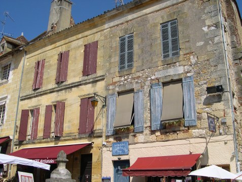  Vieilles maisons avec volets de la place Pélissière